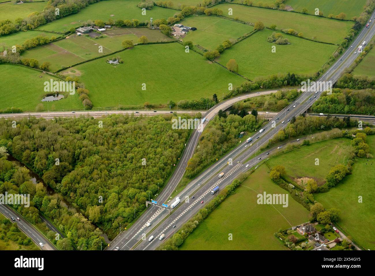 Une vue aérienne de la jonction des autoroutes M56/M53, Ellesmere Port, nord-ouest de l'Angleterre, Royaume-Uni Banque D'Images