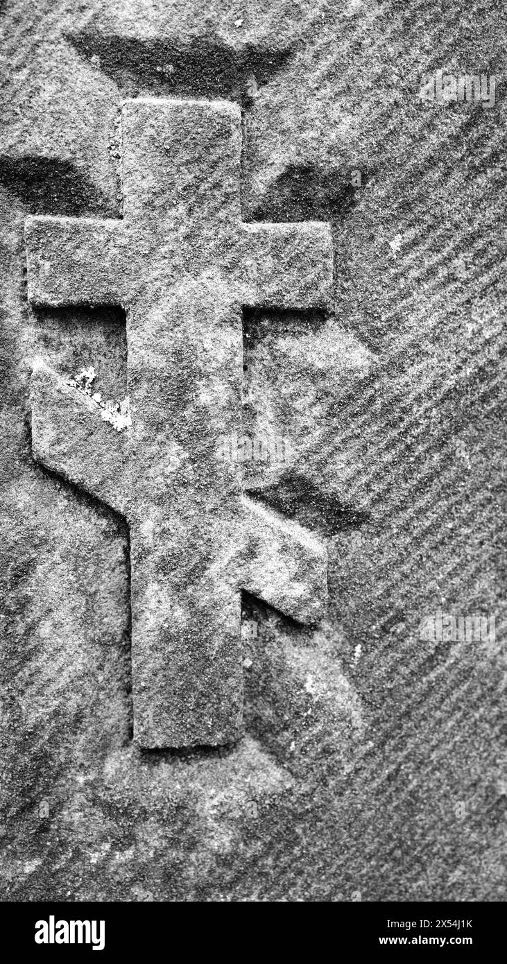 Partie de la tombe d'un soldat russe inconnu de la seconde Guerre mondiale en Allemagne. La croix est une croix orthodoxe russe Banque D'Images
