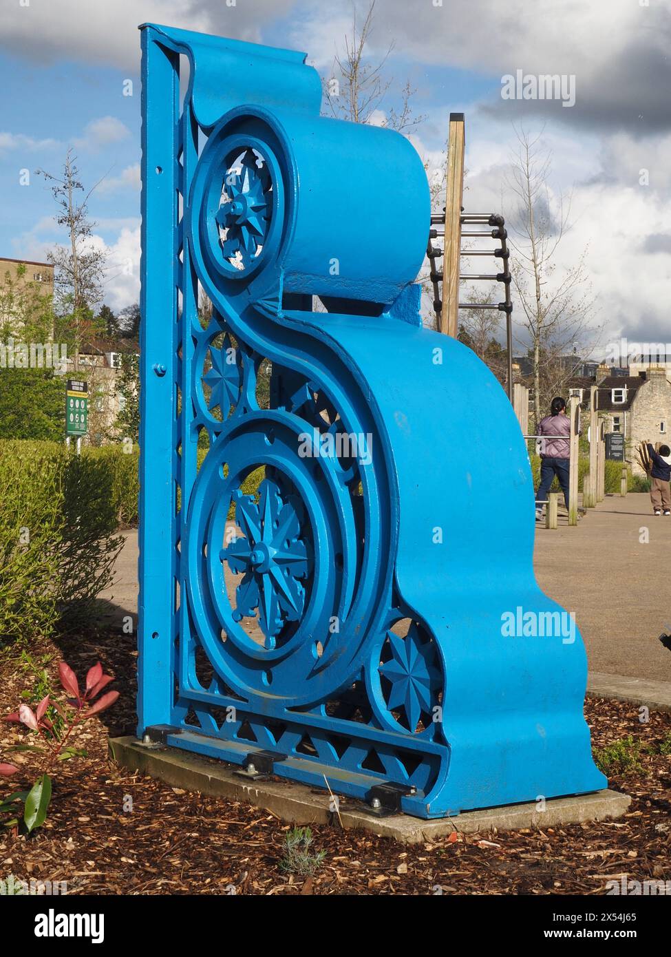 Rouleau décoratif en fonte bleue dans Elizabeth Park, Bath. Récupéré du Destructor Bridge qui enjambait la rivière Avon des années 1870 jusqu'en 2015 Banque D'Images