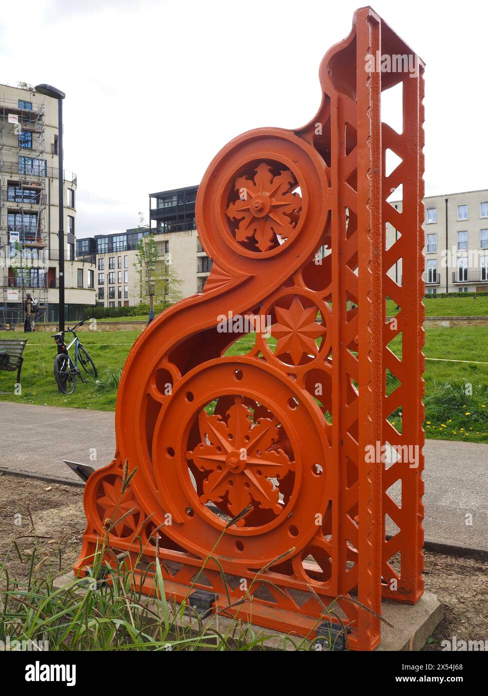 Rouleau décoratif en fonte orange dans Elizabeth Park, Bath. Récupéré du Destructor Bridge qui enjambait la rivière Avon des années 1870 jusqu'en 2015 Banque D'Images