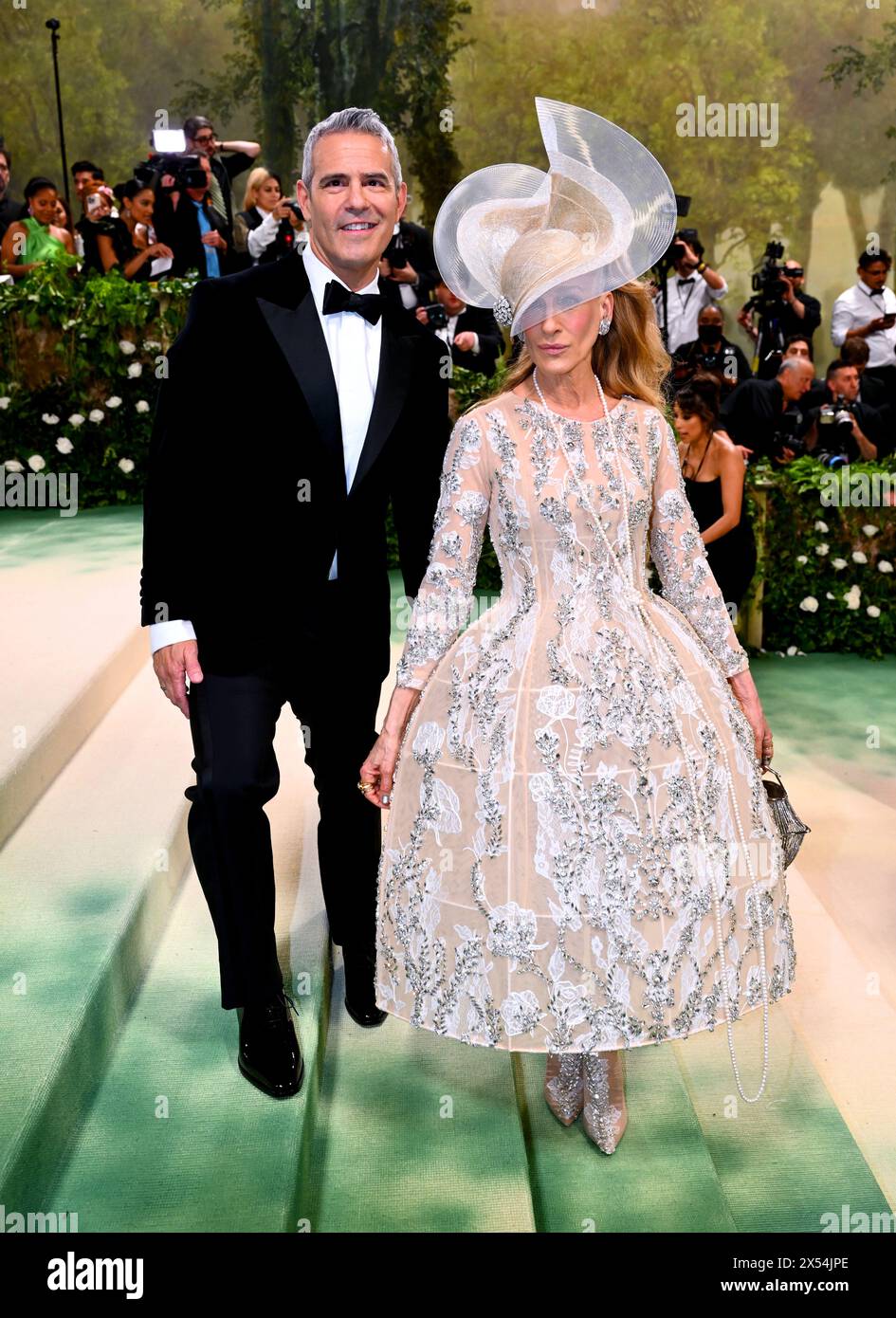 Andy Cohen et Sarah Jessica Parker participant au Metropolitan Museum of Art costume Institute bénéficient du Gala 2024 à New York, États-Unis. Date de la photo : lundi 6 mai 2024. Banque D'Images