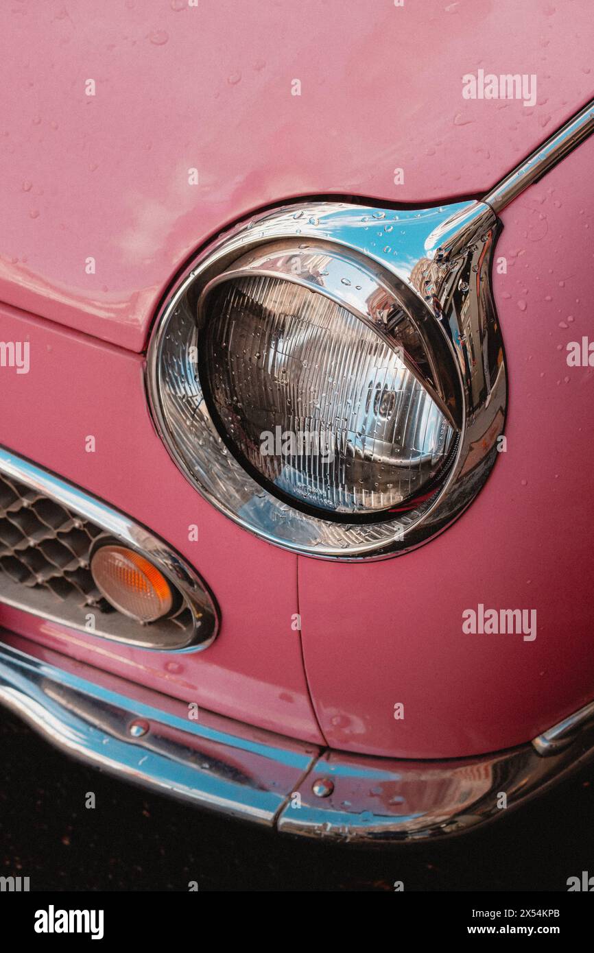 Nissan Figaro rose avec des oreilles et un ruban sur le volant repéré dans les rues de Londres Banque D'Images