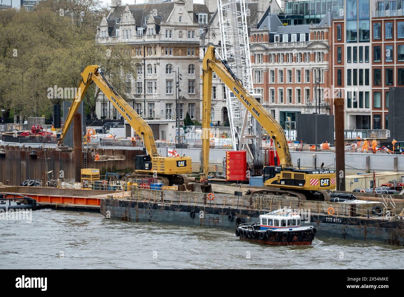 Travaux de construction en cours sur le Thames Tideway tunnel ou Super Sewer le long du pont Blackfriars sur la Tamise le 10 avril 2024 à Londres, Royaume-Uni. Le Thames Tideway tunnel est un projet de génie civil de 25 km en construction, qui passe principalement sous la section marémotrice de la Tamise à travers le centre de Londres, et qui permettra de capter, stocker et acheminer presque tous les rejets combinés d'eaux usées brutes et d'eaux pluviales qui débordent actuellement dans la rivière. Banque D'Images