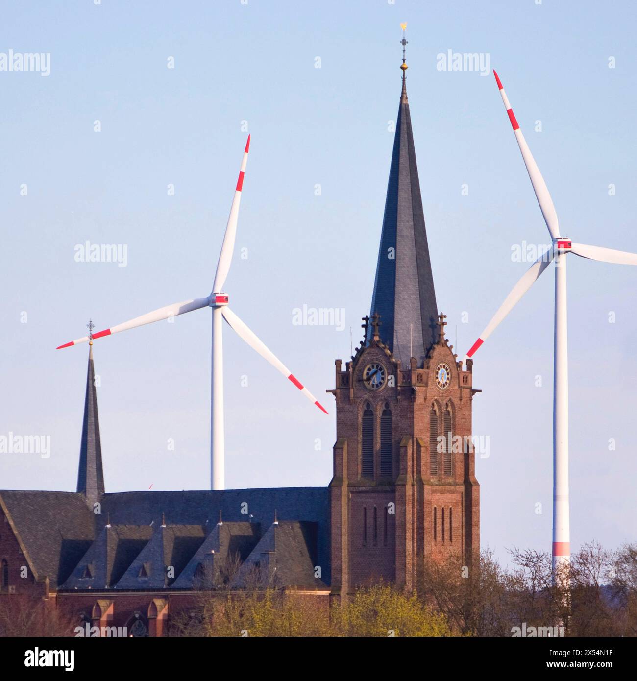 Rassemblez Jacob l'ancien église catholique devant les éoliennes, Allemagne, Rhénanie du Nord-Westphalie, Juechen Banque D'Images