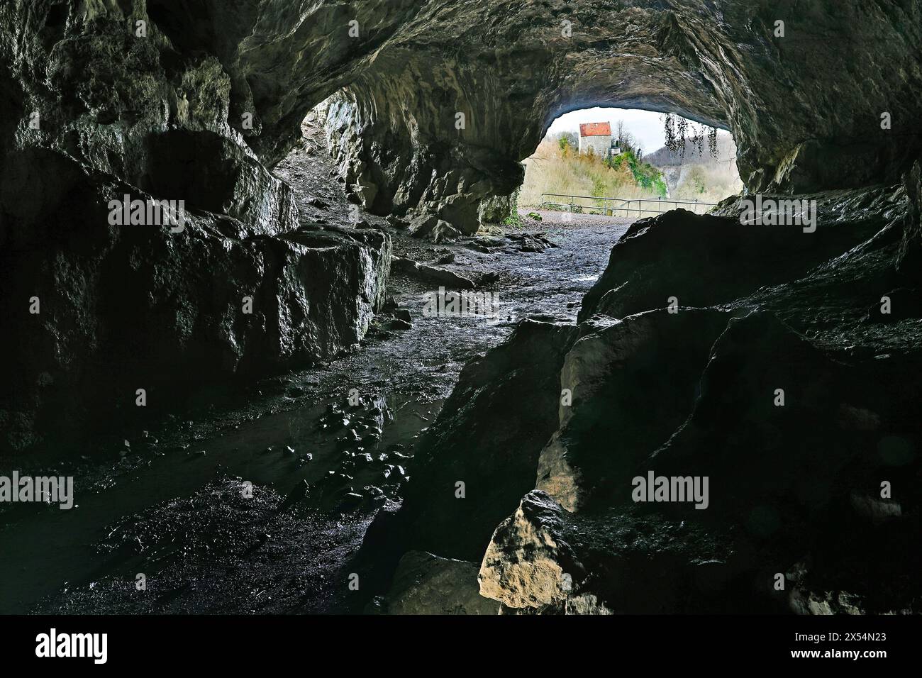 Vue de la grotte Feldhof dans la vallée de Hoenne au château de Klusenstein, Allemagne, Rhénanie du Nord-Westphalie, Sauerland, Balve Banque D'Images