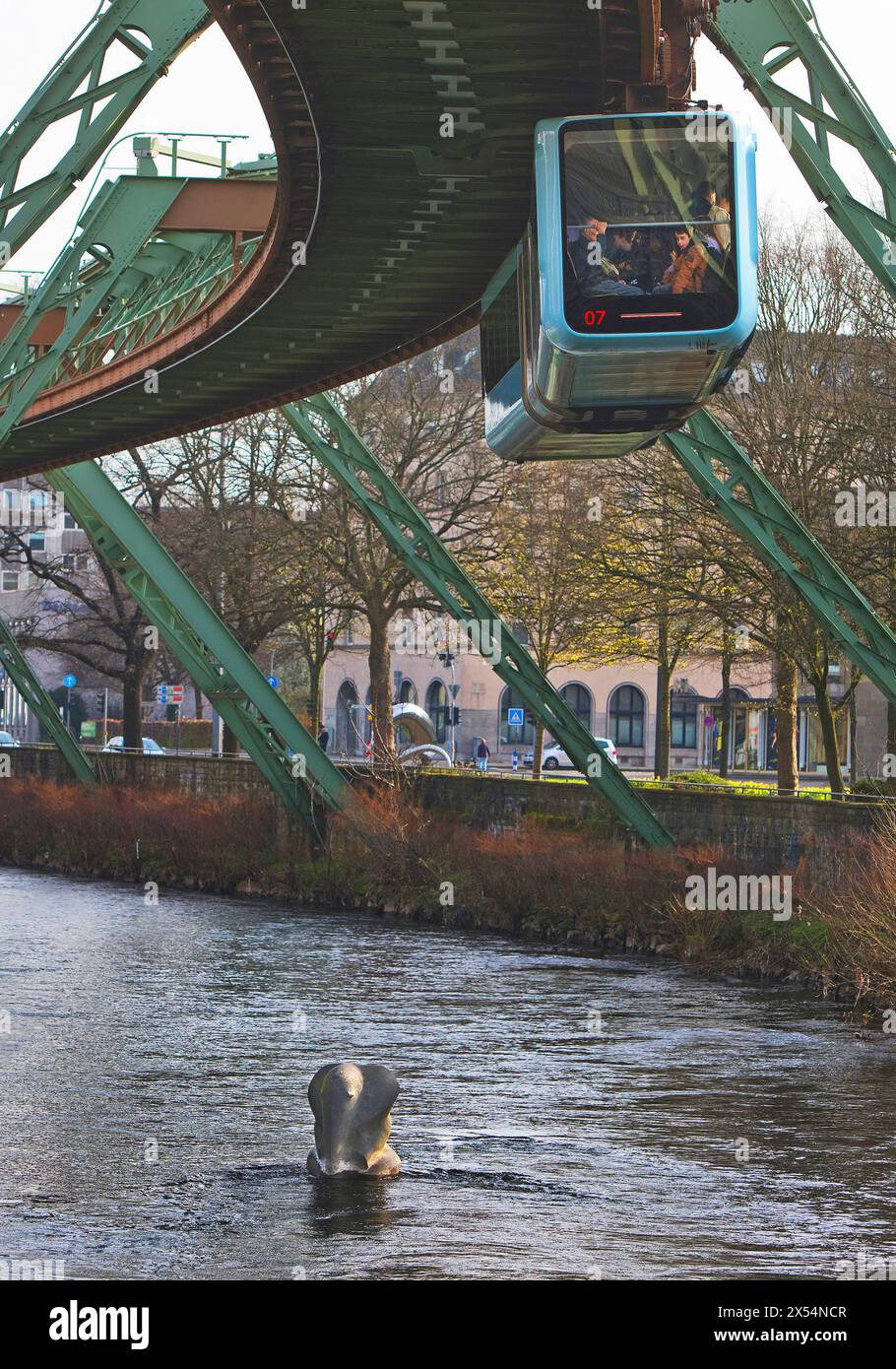 Wuppertaler Schwebebahn sur la Wupper avec une sculpture dans l'eau, rappelant le saut de l'éléphant Tuffi, Allemagne, Rhénanie du Nord-Westphalie, Banque D'Images