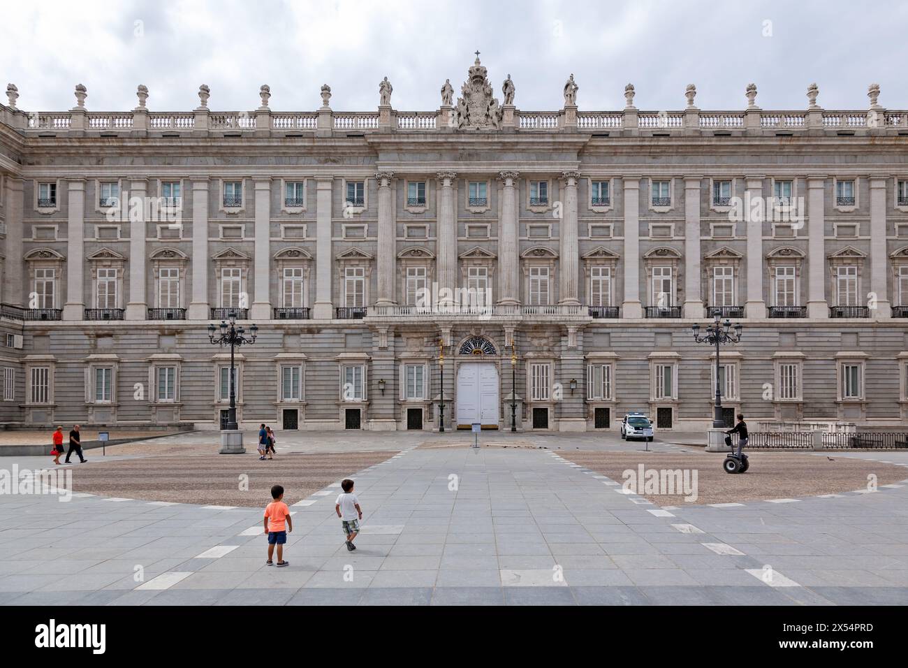 Palacio Real (Palais Royal), la façade de la résidence officielle de la famille royale d'Espagne, pendant une journée couverte. Banque D'Images