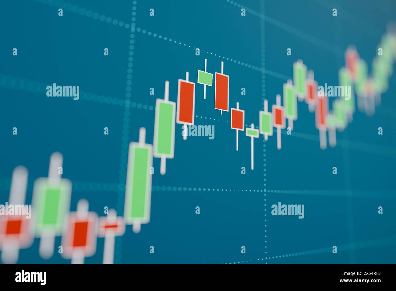 Gros plan du diagramme en bâtonnets de bougies se déplaçant vers le haut. Gros plan du diagramme en bâtonnets de bougies se déplaçant vers le haut. Ecran du dispositif de bourse et d'échange. Affaires, commerce, croissance, inve Banque D'Images