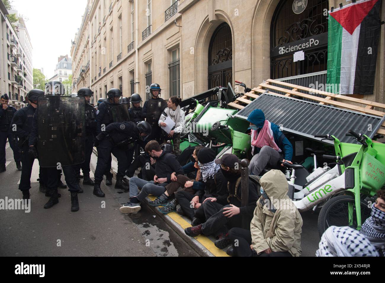 Paris, France. 07 mai 2024. Intervention policière à Sciences po pour débloquer l’université et permettre aux étudiants de passer leurs examens. L’entrée de Sciences po Paris a été à nouveau brièvement bloquée mardi 7 mai par des étudiants qui se mobilisaient en faveur des Palestiniens. La veille, la police était intervenue pour déloger les militants qui avaient installé des tentes. Paris, France, le 7 avril 2024. Photo Florian Poitout/ABACAPRESS. COM Credit : Abaca Press/Alamy Live News Banque D'Images