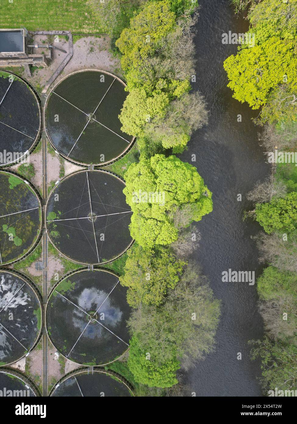 Vue aérienne du site de traitement des eaux usées de Severn Trent près de la rivière Derwent près de Cromford Derbyshire photo mai 2024 Banque D'Images