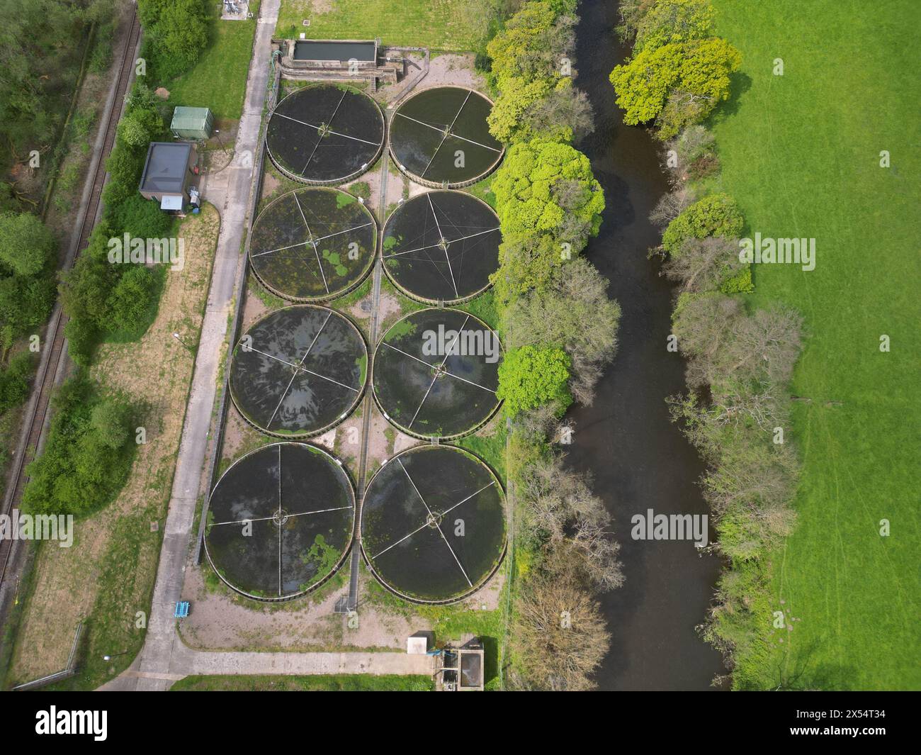 Vue aérienne du site de traitement des eaux usées de Severn Trent près de la rivière Derwent près de Cromford Derbyshire photo mai 2024 Banque D'Images