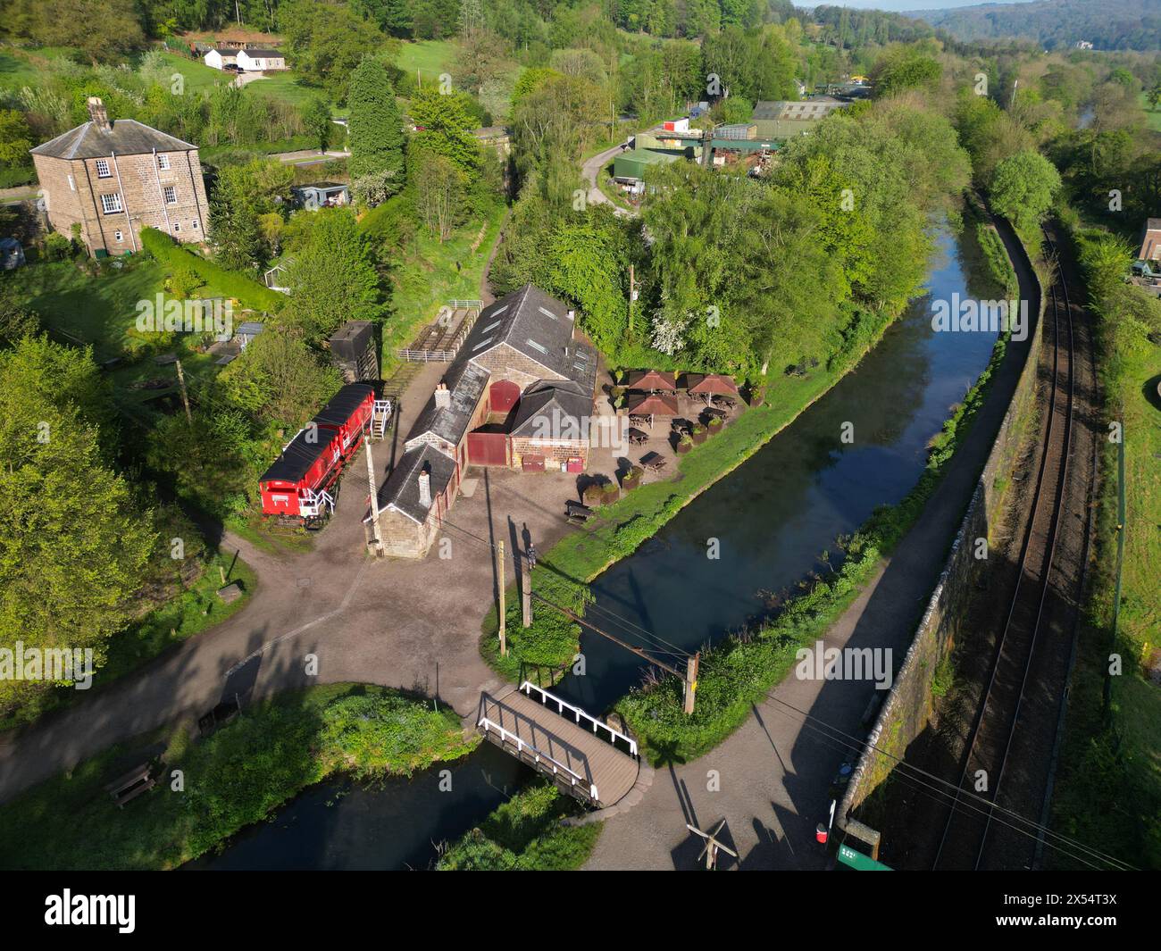 Vue aérienne drone photo de High Peak Junction ( ancien chemin de fer ) et le canal de Cromford dans le Derbyshire photo britannique mai 2024 Banque D'Images