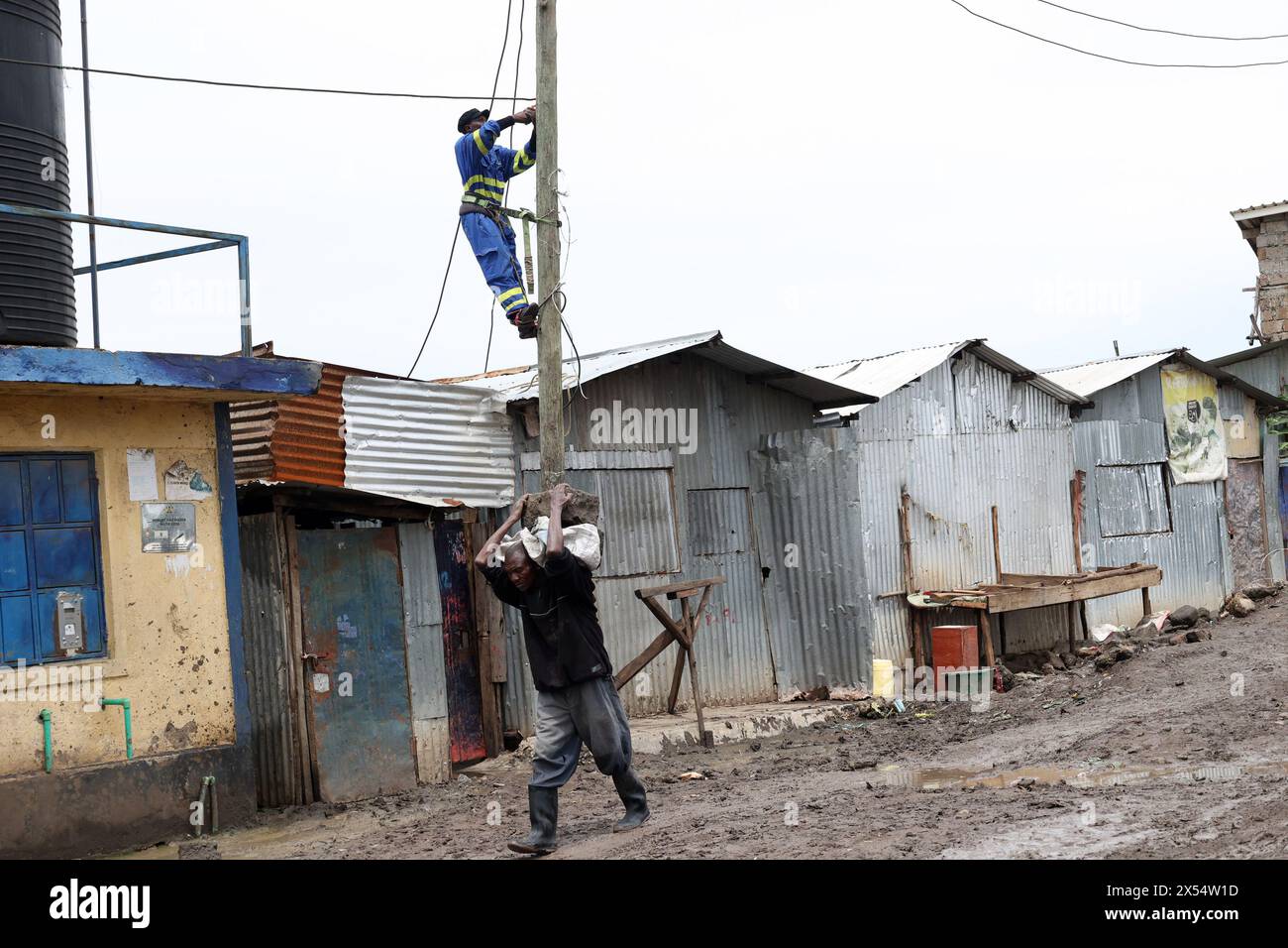 Nairobi, Kenya. 6 mai 2024. Un ingénieur travaille sur un poteau de ligne électrique à Nairobi, Kenya, le 6 mai 2024. Les humanitaires des Nations Unies ont déclaré lundi que près de 750 000 personnes ont été touchées par les inondations en Afrique de l'est, avec 234 000 déplacés et plus de 236 tués - plus de 229 rien qu'au Kenya. Le Bureau des Nations Unies pour la coordination des affaires humanitaires (OCHA) a également déclaré que les autorités locales du Kenya ont signalé que plus de 285 000 personnes avaient été touchées dans tout le pays. Crédit : John Okoyo/Xinhua/Alamy Live News Banque D'Images