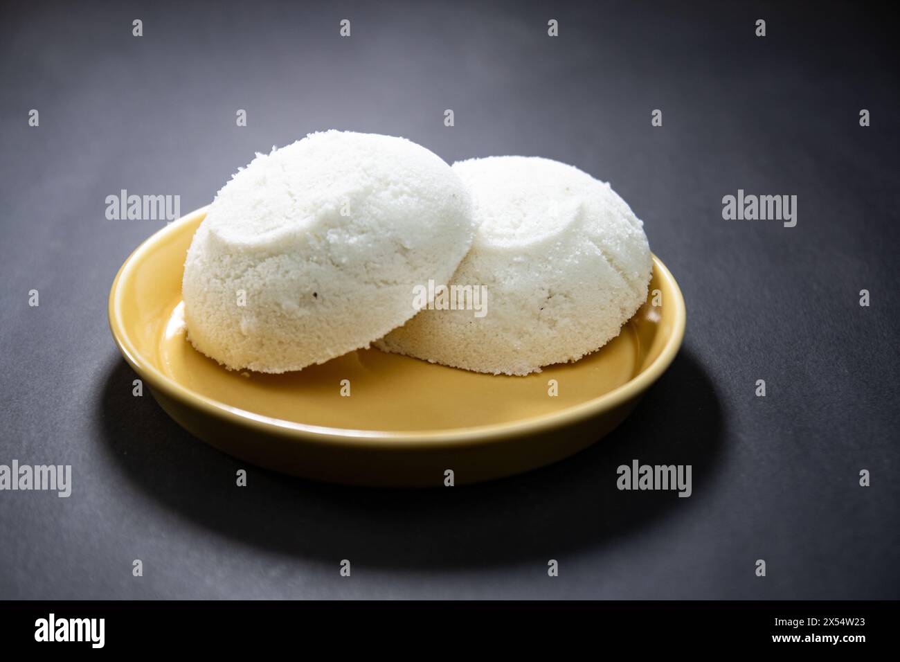 Le gâteau de riz à la vapeur ou Bhapa Pitha est un plat traditionnel du Bangladesh. Collations Winter Vapa Pitha dans l'assiette. Banque D'Images