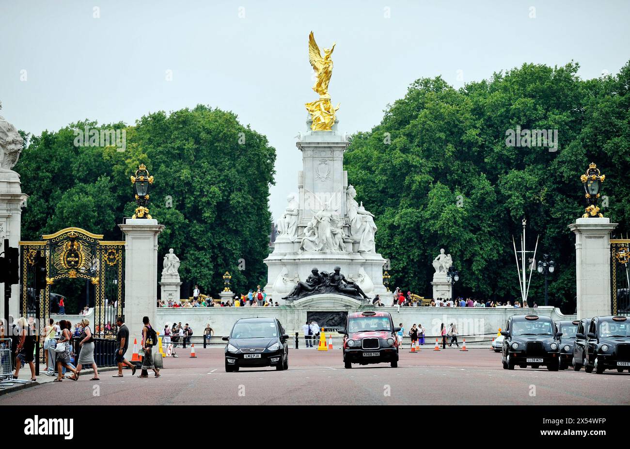 Photo de dossier datée du 08/05/24 de la statue du mémorial de la Reine Victoria au bout du Mall en face du palais de Buckingham - qui a été ajouté à l'outil des noms vernaculaires comme 'le gâteau de mariage' par la Princesse Royale. Un nouvel outil permettra aux travailleurs des services d'urgence de localiser les incidents à travers le Royaume-Uni en utilisant des surnoms et des noms familiers, a annoncé Ordnance Survey (OS). L'outil de noms vernaculaires contient déjà les pseudonymes de plus de 9 000 emplacements et le système d'exploitation a demandé à plus de travailleurs de lumière bleue d'entrer des pseudonymes à partir de l'endroit où ils vivent. Date d'émission : mercredi 8 mai 2024. Banque D'Images