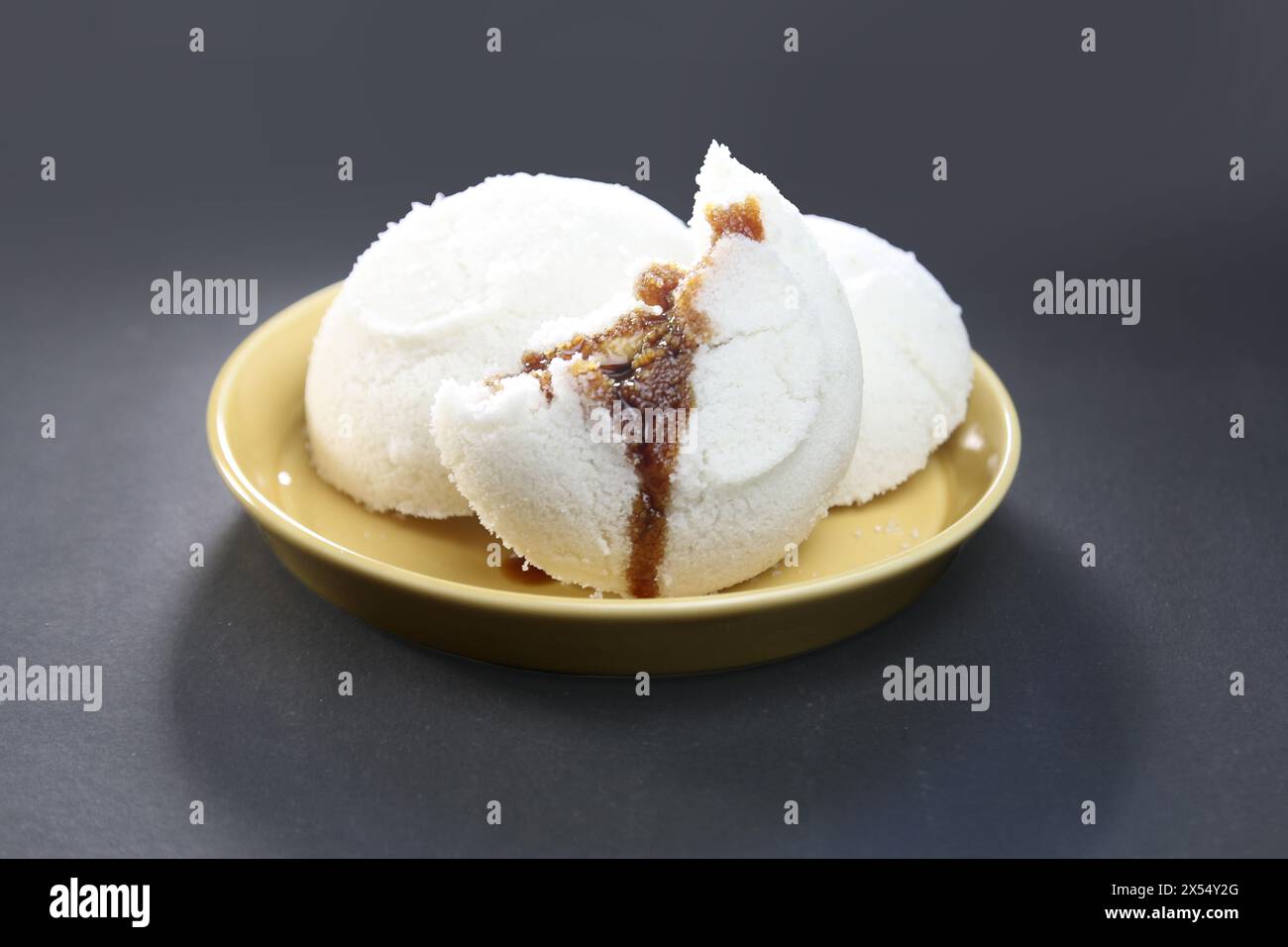 Le gâteau de riz à la vapeur ou Bhapa Pitha est un plat traditionnel du Bangladesh. Collations Winter Vapa Pitha dans l'assiette. Banque D'Images