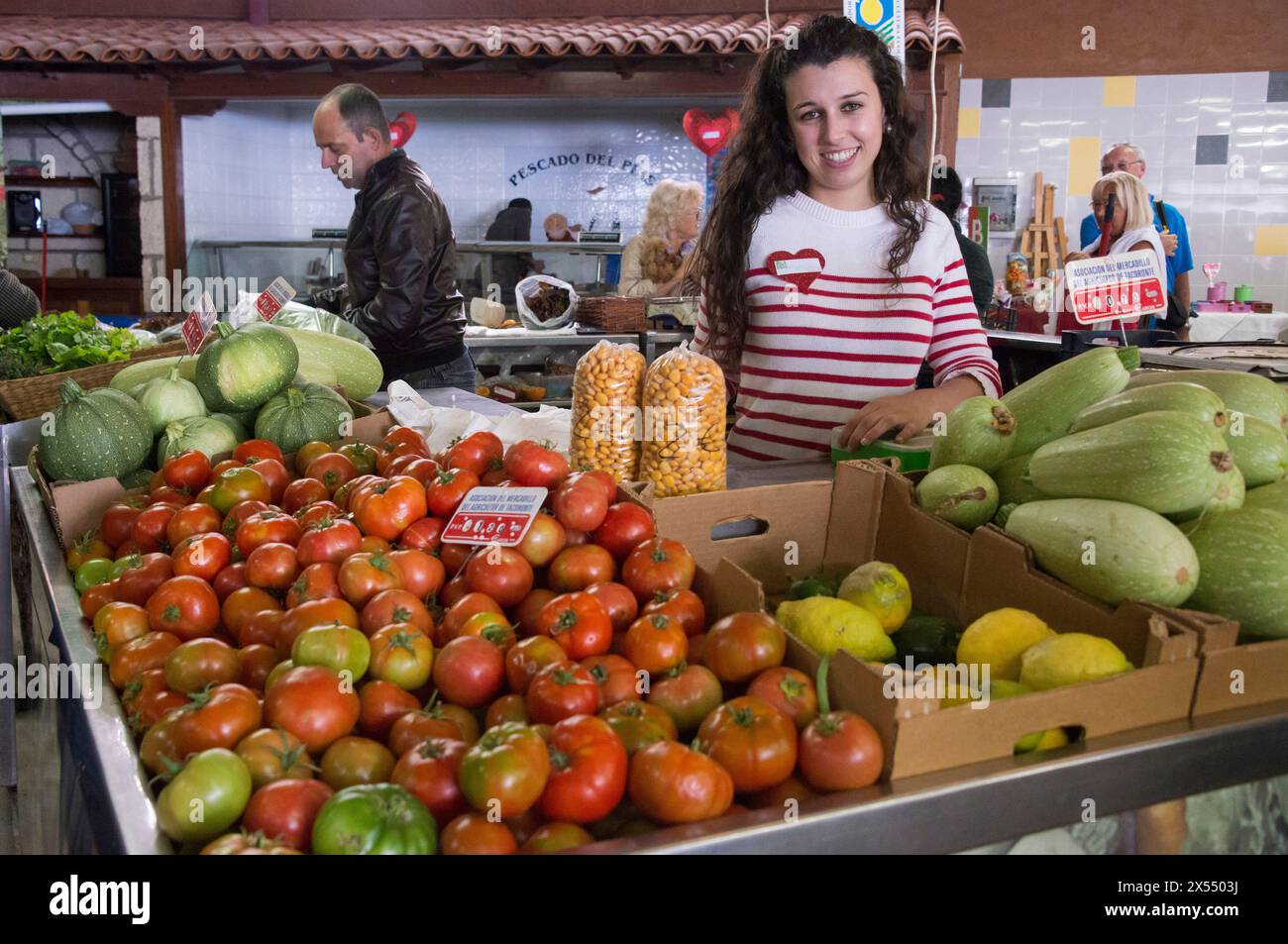 Femme se rend à son étal vendant des fruits et légumes sur le marché agricole de la ville de Tacoronte Banque D'Images
