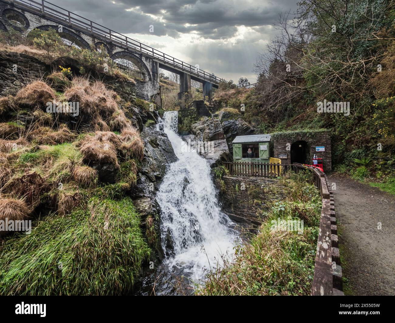 L'image est de la mine Laxey Adit à la Grande roue de l'eau de Laxey connue sous le nom d'Isabella dans le village de Laxey sur la côte est de l'île de Man Banque D'Images