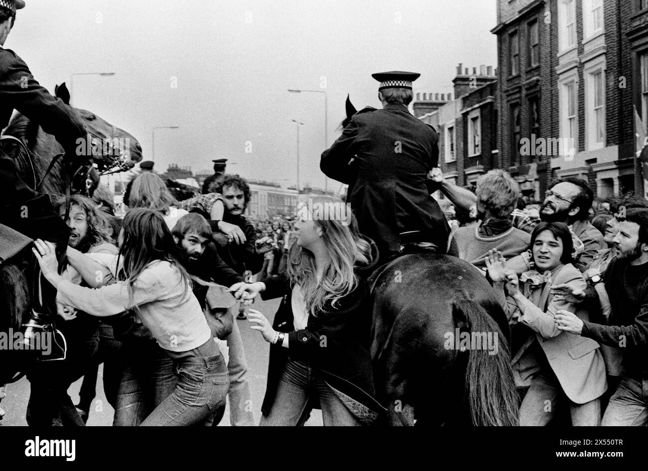 La bataille de Lewisham - New Cross Riots Londres Royaume-Uni années 1970 La police montée charge dans la foule de manifestants anti - Front national qui bloque la route. 500 membres du Front national ont défilé de New Cross à Lewisham, diverses contre-manifestations d'environ 4 000 personnes ont provoqué de violents affrontements entre les deux groupes et entre les manifestants anti-NF et la police. South London, Angleterre 13 août 1977. Années 1970 Royaume-Uni HOMER SYKES Banque D'Images