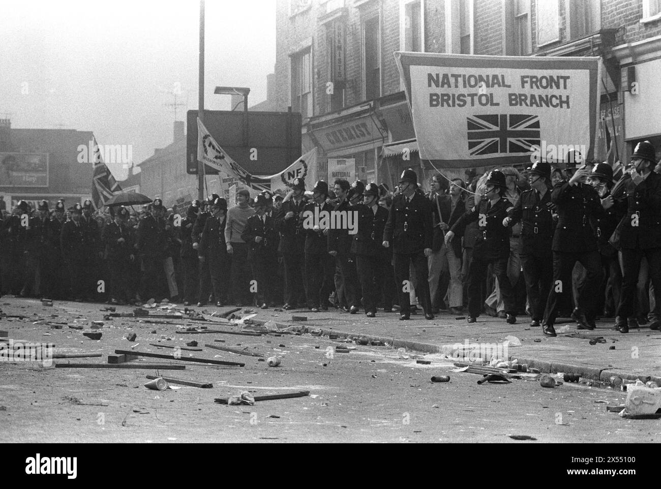 La police protège les membres du Front national lors de la bataille de Lewisham, qui a eu lieu le 13 août 1977. Des missiles jonchent la route lancée sur le Front national par des manifestants anti-NF. New Cross, South London, Angleterre 1970s UK HOMER SYKES Banque D'Images
