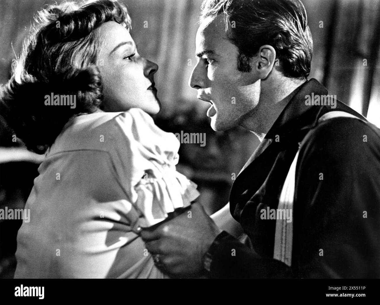 Un TRAMWAY NOMMÉ DESIRE 1951 Warner Bros Images film avec Marlon Brando dans le rôle de Stanley et Vivien Leigh dans le rôle de Blanche Banque D'Images