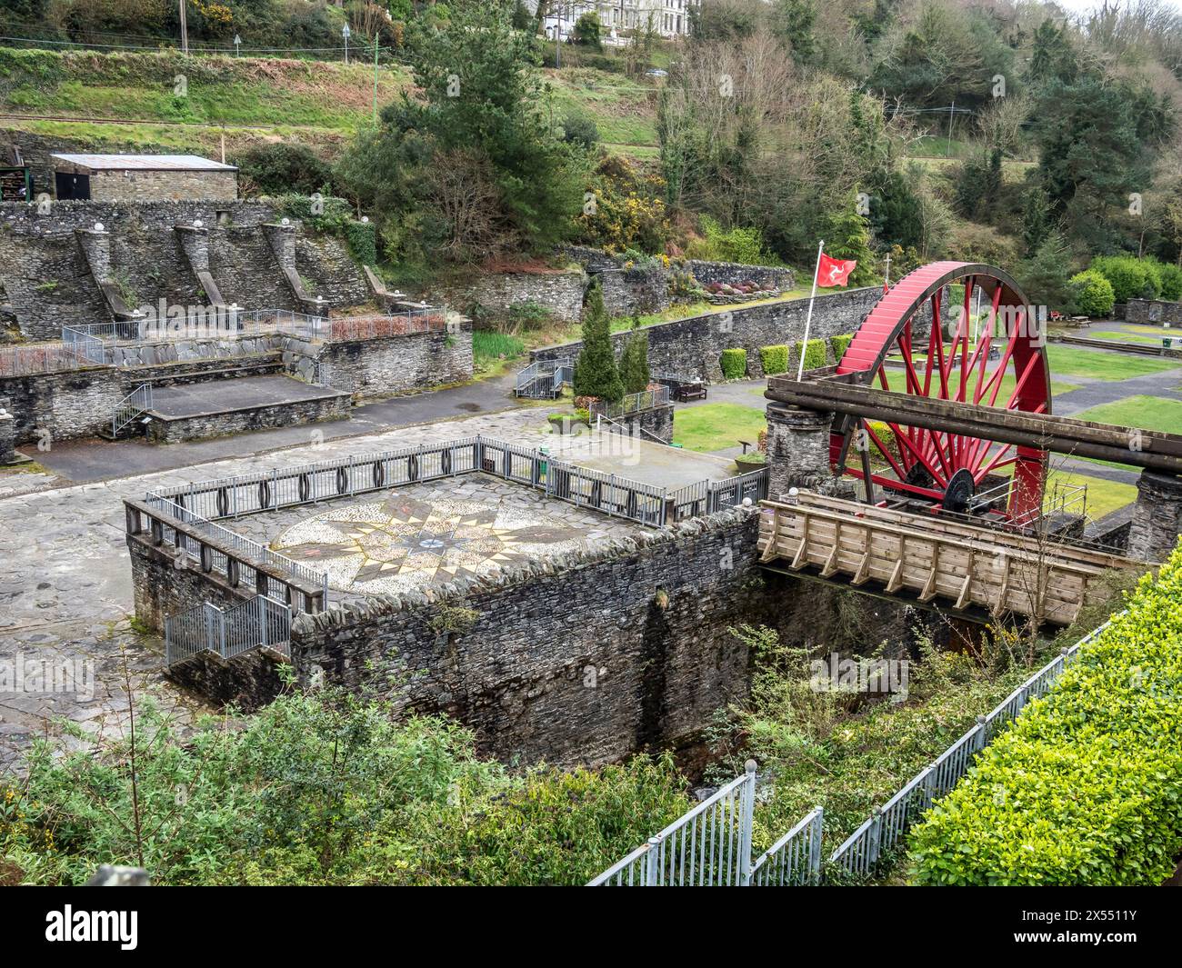 Jardins de Laxey Glen. Les jardins sont les anciens chantiers de traitement de Laxey Mines et les planchers de lavage où le minerai brut était concassé et trié. Banque D'Images