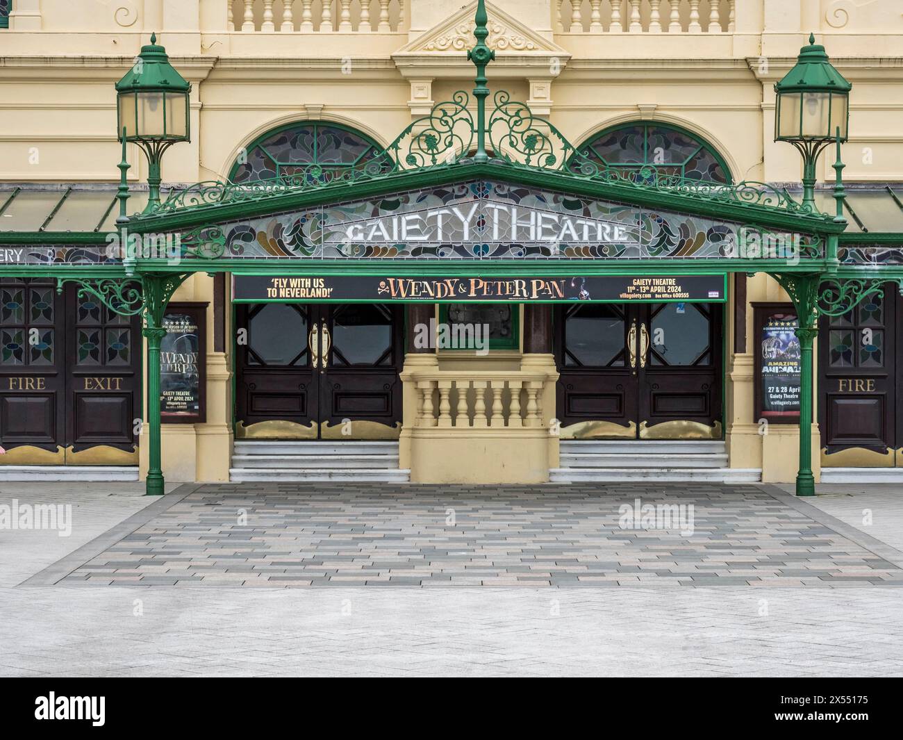 Cette image de scène de rue sur la promenade de Douglas est de la façade et de l'entrée du théâtre Gaiety Banque D'Images