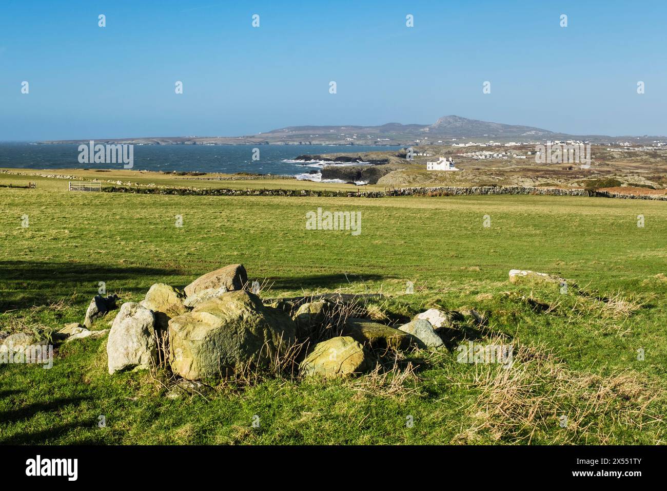 Vue sur la campagne sur la côte vers Trearddur et Holyhead montagne de Rhoscolyn, île d'Anglesey, pays de Galles, Royaume-Uni, Grande-Bretagne, Europe Banque D'Images