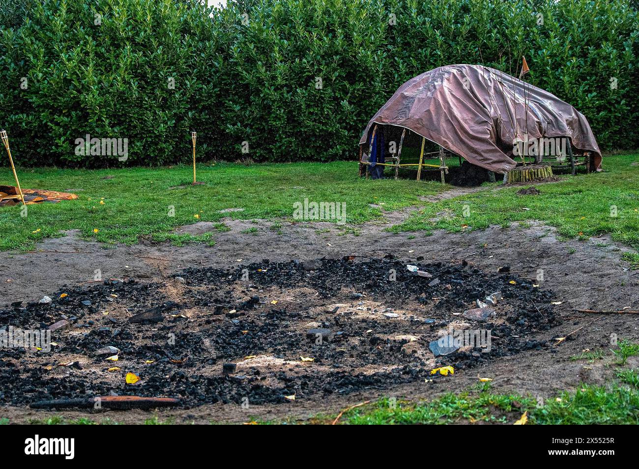 Un Sweat Lodge le matin après Un Sweat Lodge, le matin après une cérémonie de Clensing. Baexum, pays-Bas. Baexum Hoeve de Schoor Noord-Limburg Nederland Copyright : xGuidoxKoppesx Banque D'Images