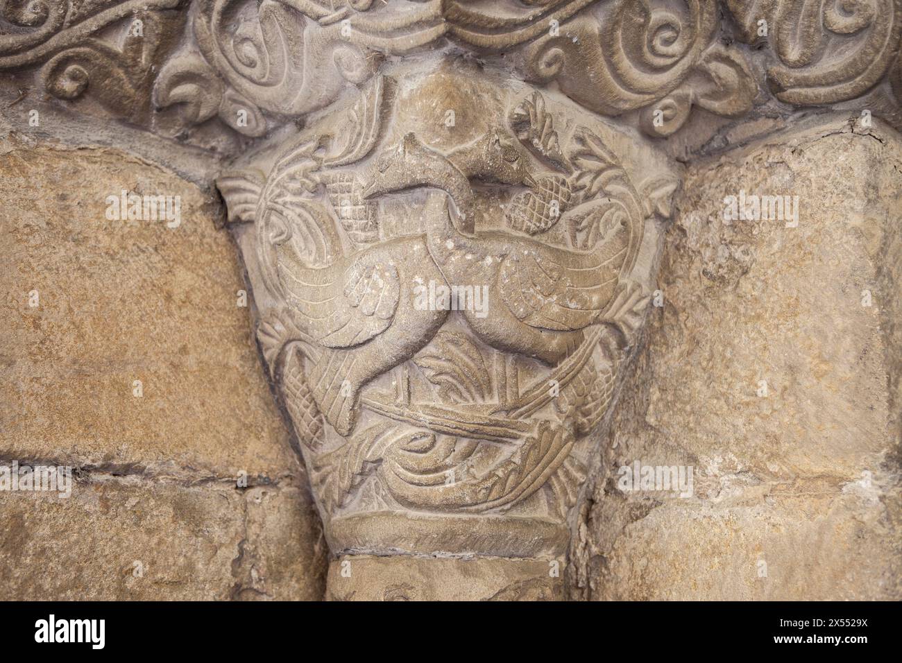 Portique roman de l'église de Crucifijo, Puente la Reina, Navarre, Espagne. Capitale décorée avec des oies liées au cou Banque D'Images