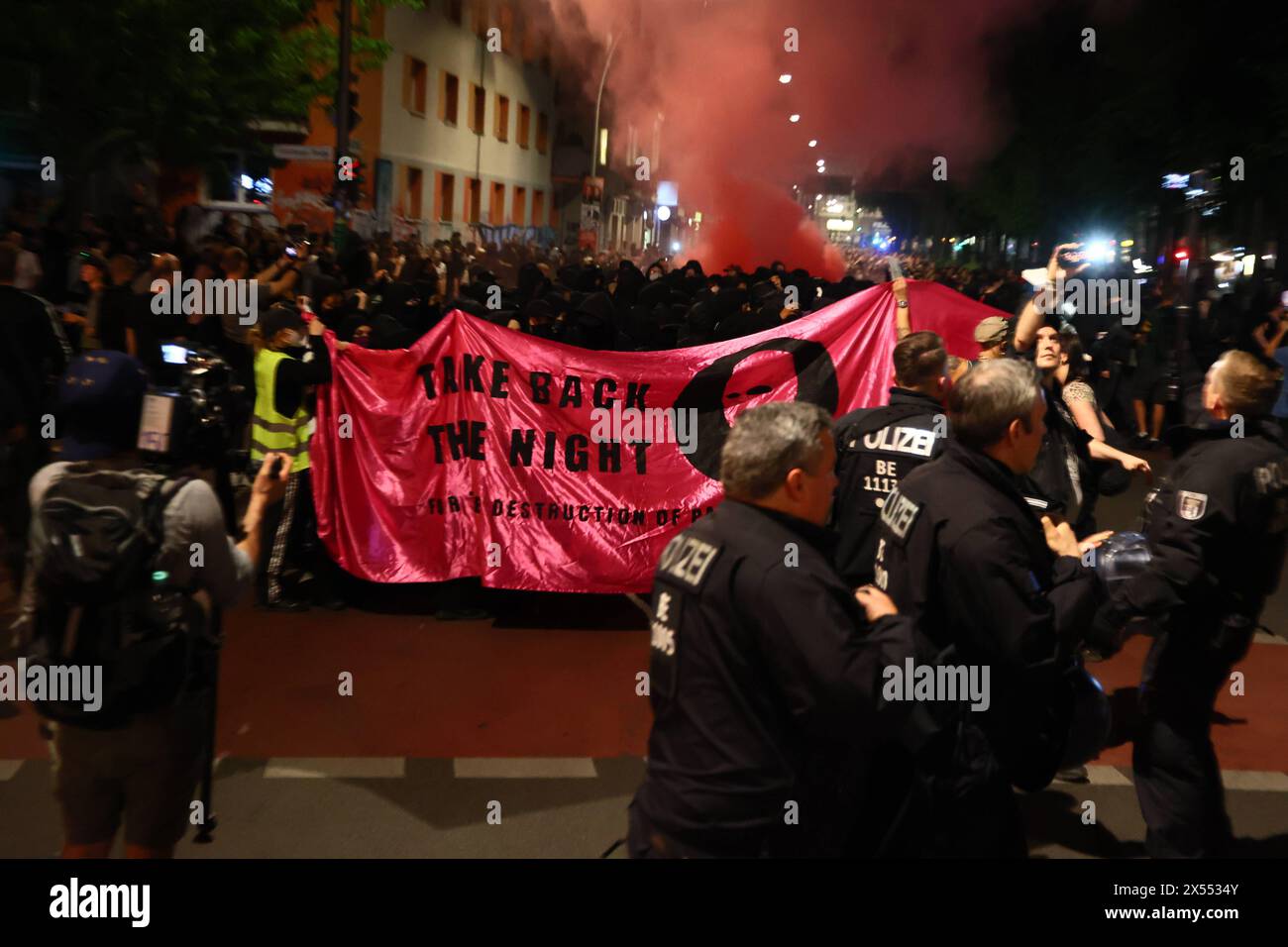 Auflösung der démonstration reprenez la nuit zum Walpurgisnacht à Berlin am 30. Avril 2024 teil. Walpurgisnacht *** résolution de la manifestation de reprise de la nuit sur Walpurgisnacht à Berlin le 30 avril 2024 en partie Walpurgisnacht Banque D'Images