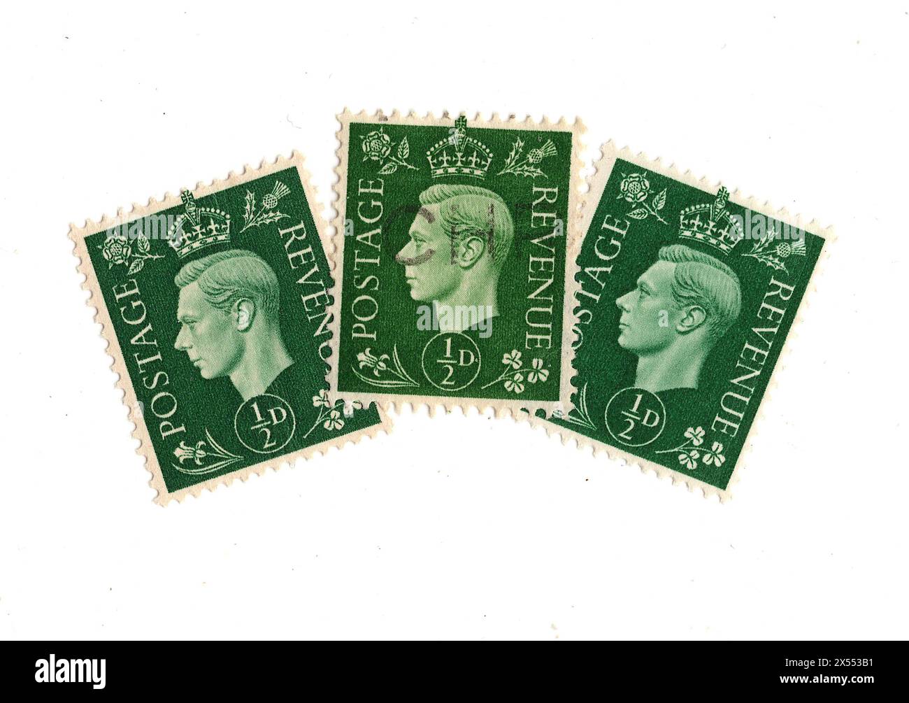 Montage de timbres-poste demi-pence du roi George VI de Grande-Bretagne sur fond blanc. Banque D'Images