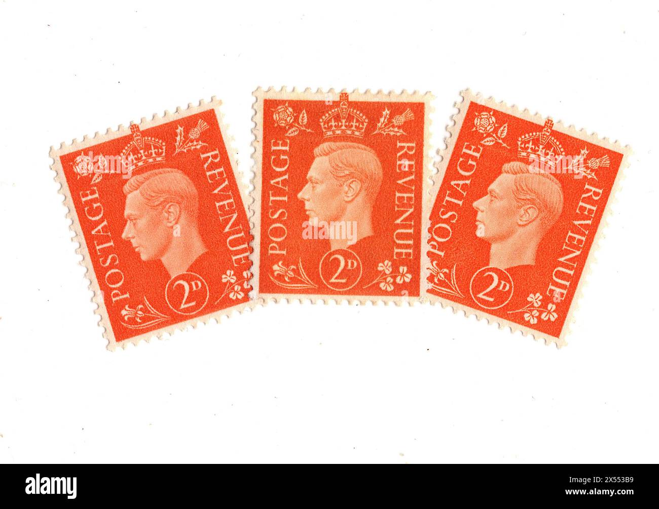 Montage de timbres-poste du roi George VI 2d de Grande-Bretagne sur fond blanc. Banque D'Images