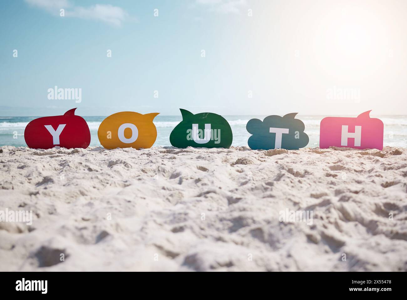 Bulles de parole, plage et sable avec soleil, texte et mot sur le bord de mer avec la jeunesse. Vide, couleur et lettres avec communication, lumière parasite et Banque D'Images