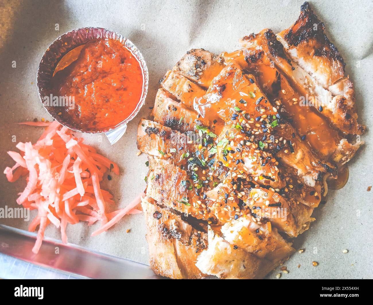 Une joue de porc grillée à la carte servie avec du gingembre mariné et de la sauce piment Banque D'Images
