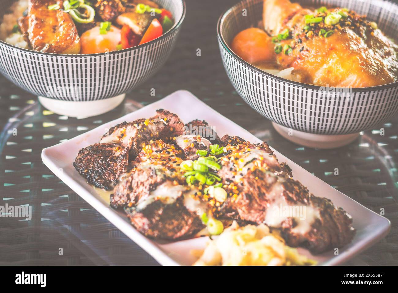 Une bande de bœuf grillé à la carte servie avec de la choucroute sur le côté Banque D'Images