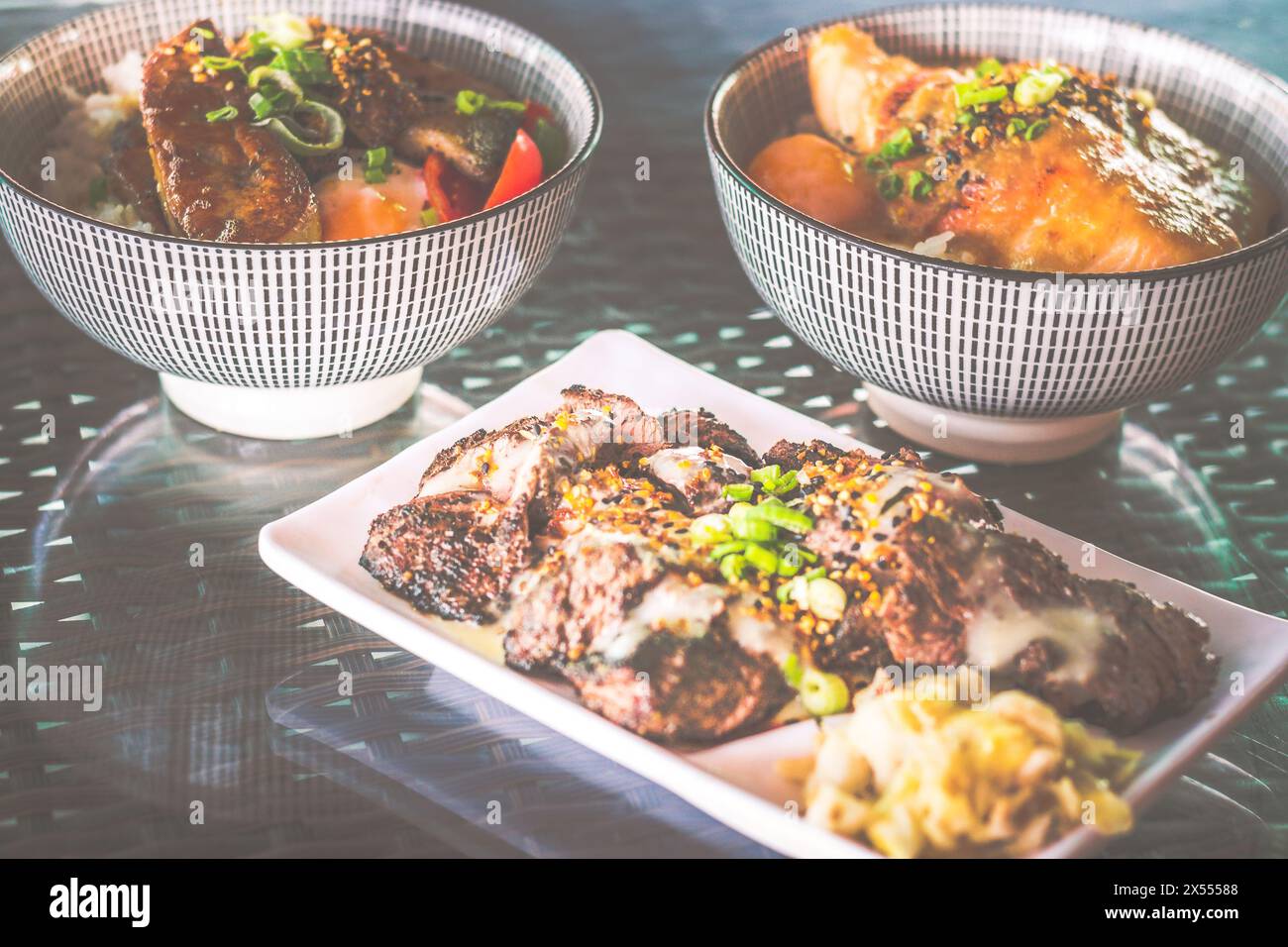 Une bande de bœuf grillé à la carte servie avec de la choucroute sur le côté Banque D'Images
