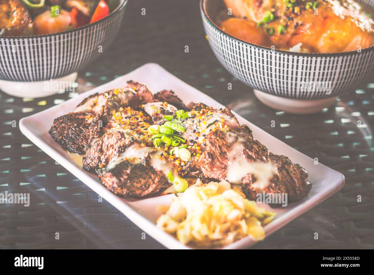 Une bande de bœuf grillé à la carte servie avec de la choucroute sur le côté Banque D'Images