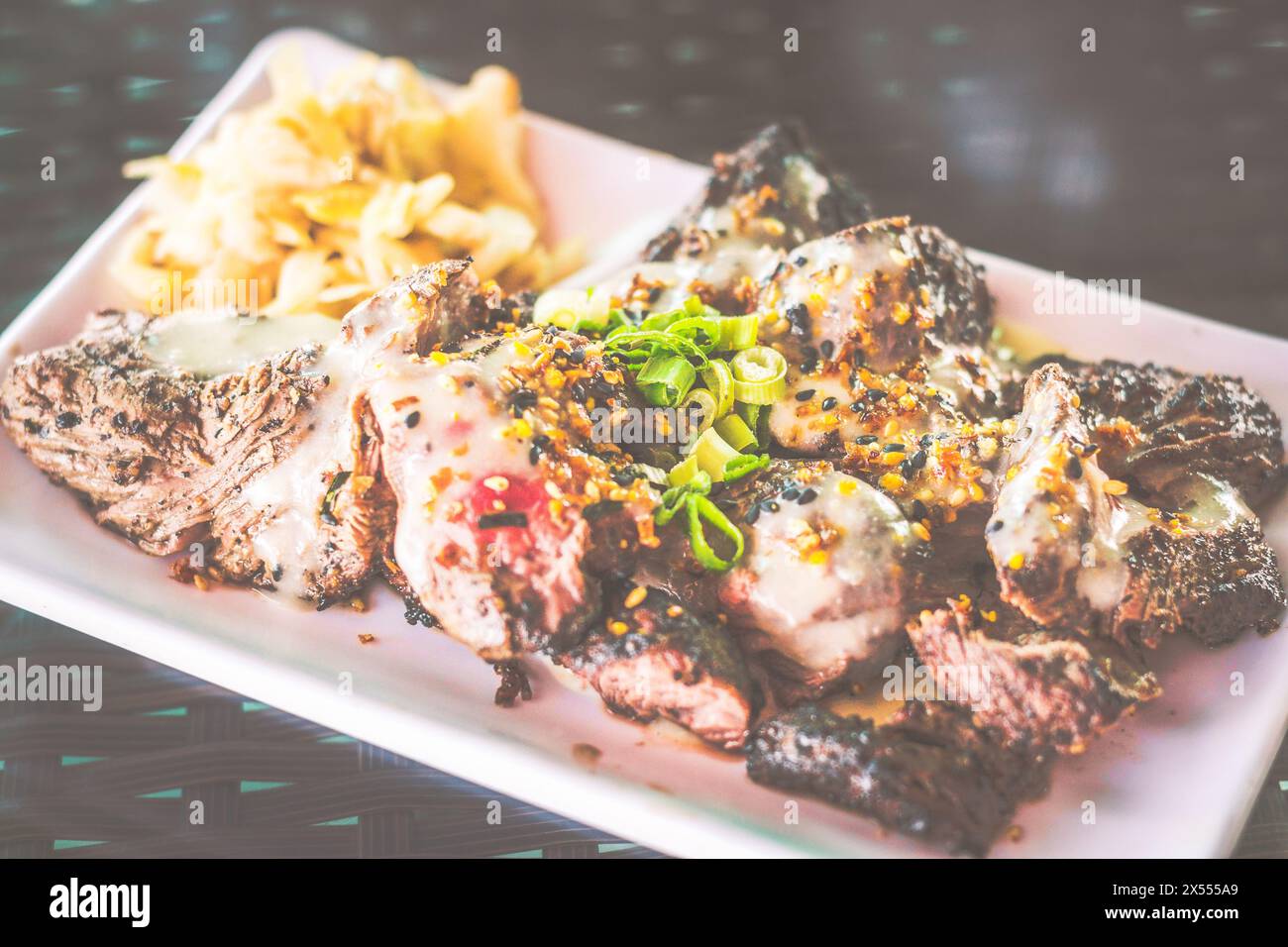 Une bande de bœuf grillé à la carte servie avec de la choucroute sur le côté Banque D'Images