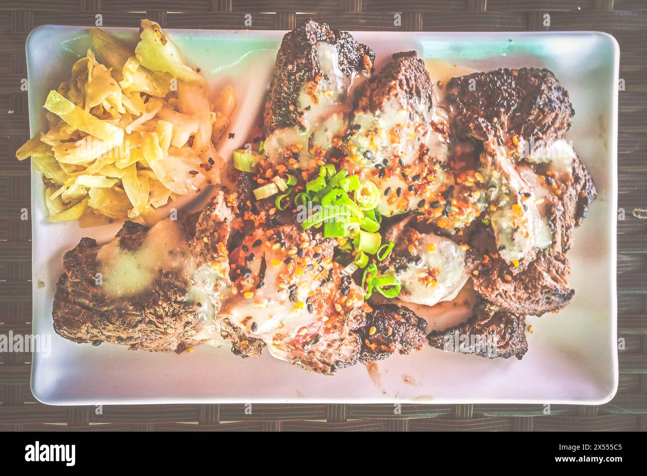 Une bande de bœuf grillé à la carte servie avec de la choucroute sur le côté Banque D'Images