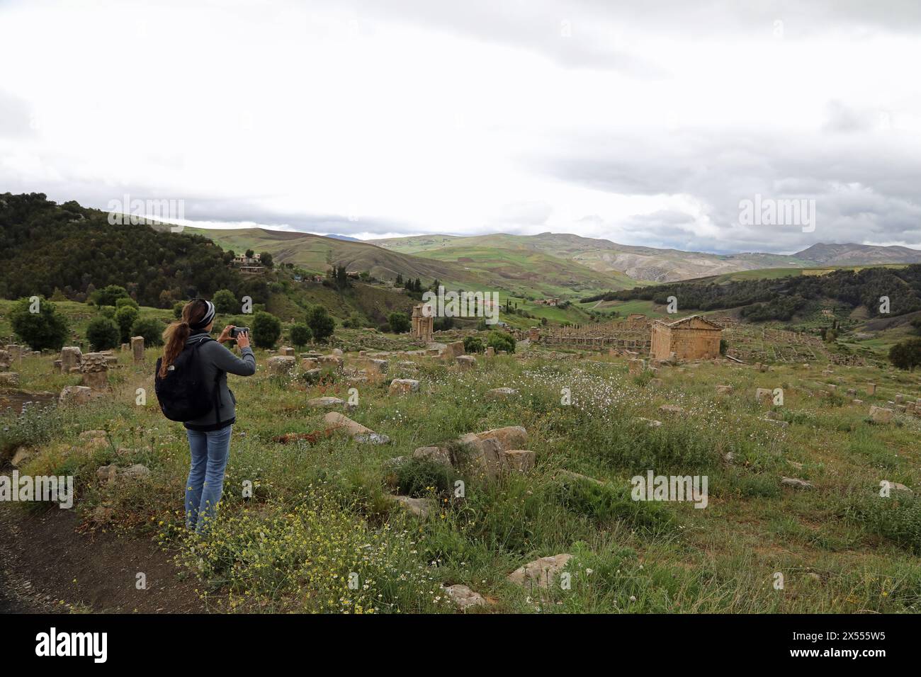 Touriste aux ruines romaines de Djemila en Algérie Banque D'Images
