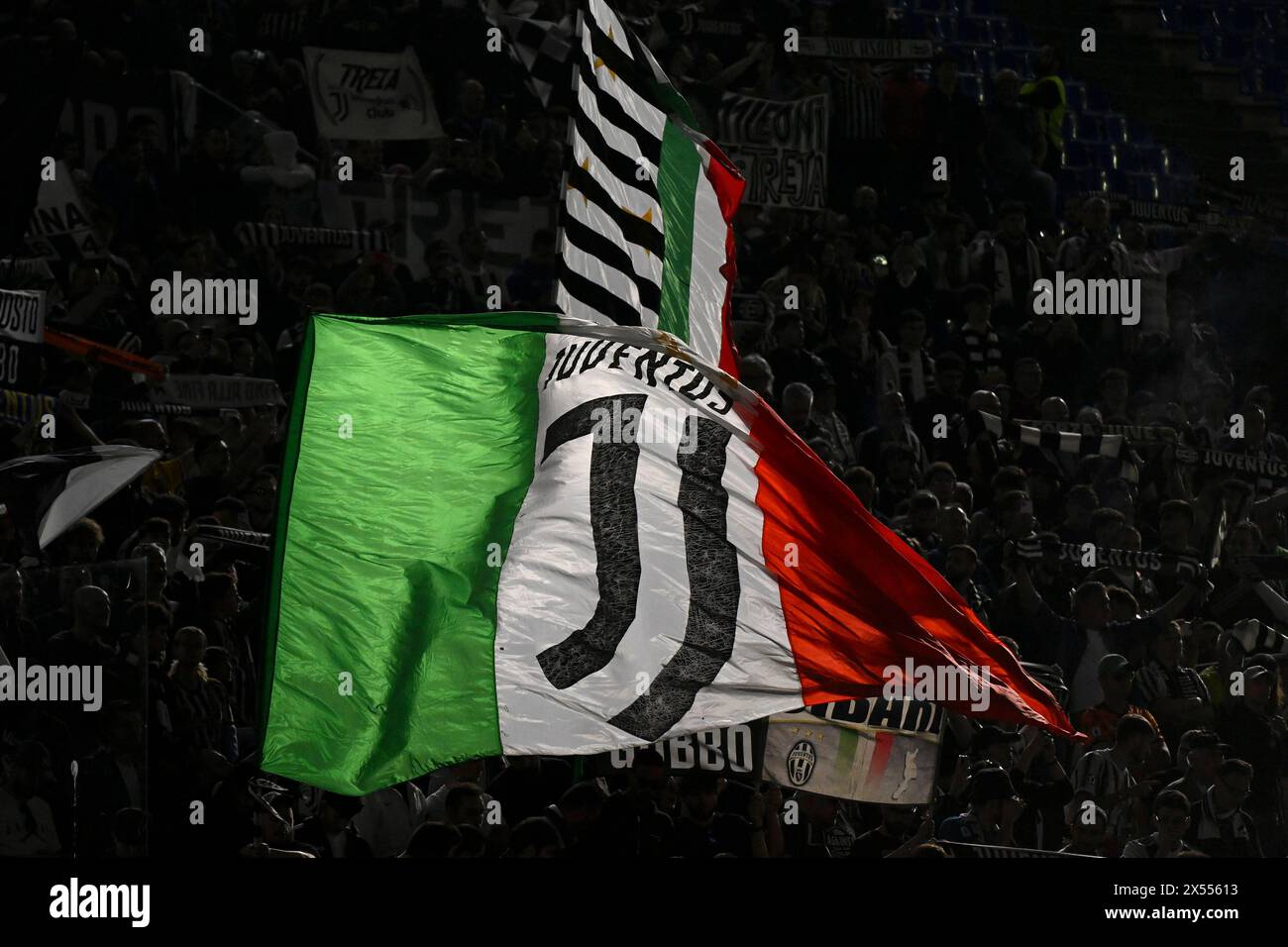 Les fans de la Juventus brandissent des drapeaux lors du match de Serie A entre L'AS Roma et le Juventus FC au stade Olimpico à Rome (Italie), le 5 mai 2024. Banque D'Images