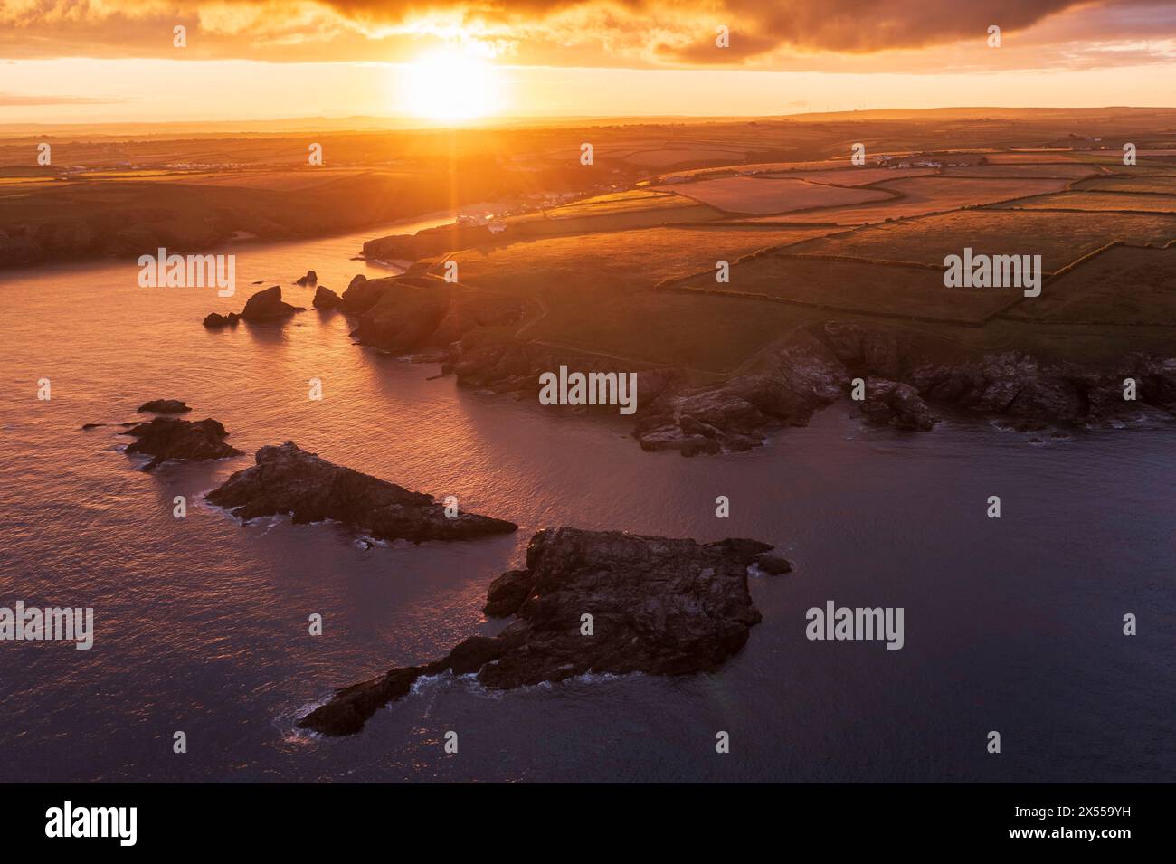 Lever de soleil d'été sur la baie de Porthcothan sur la côte nord de Cornwall, Angleterre. Banque D'Images