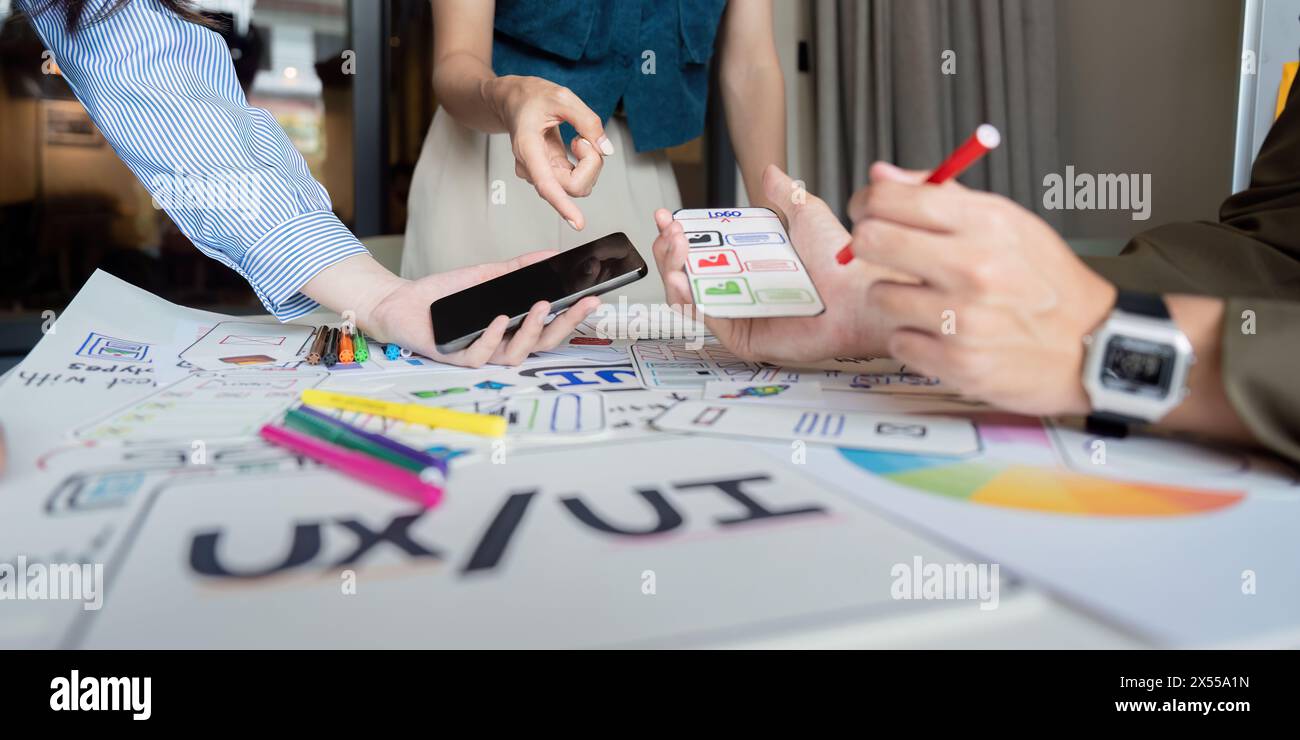 Brainstorming planification Creative asian Teamwork, Groupe de réunion de l'équipe de développement d'application de téléphone mobile pour partager des idées sur la disposition de prototype d'écran pour Banque D'Images