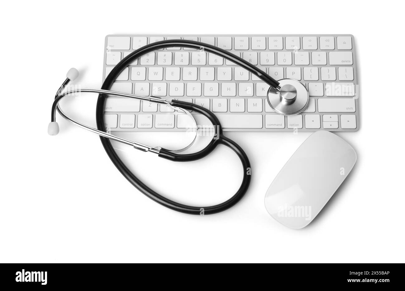 Stéthoscope, clavier et souris d'ordinateur sur fond blanc, vue de dessus Banque D'Images