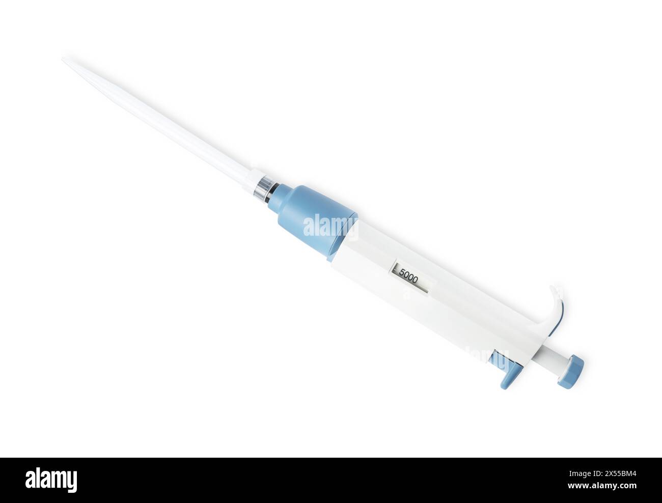 Analyse de laboratoire. Micropipette isolée sur blanc, vue de dessus Banque D'Images
