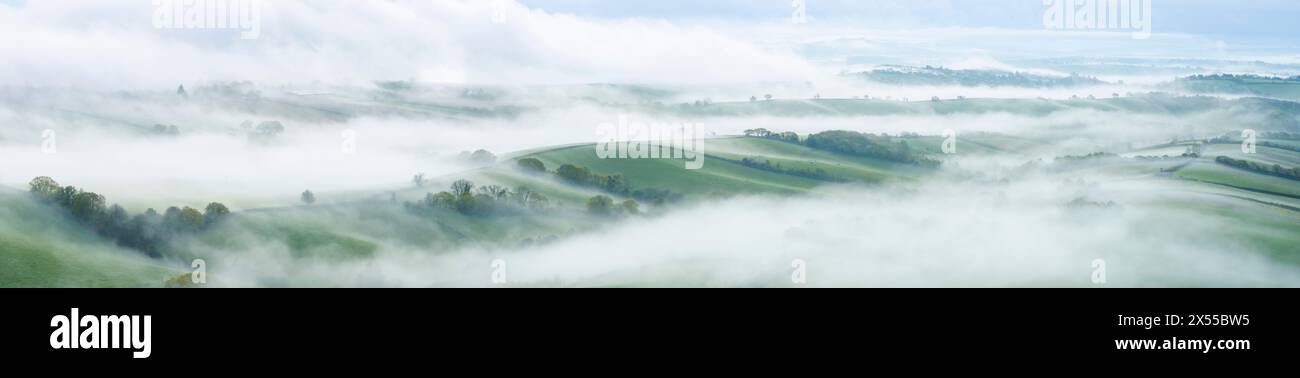 vue panoramique sur la campagne vallonnée du Devonshire à l'aube, Crediton, Devon, Angleterre. Printemps (mai) 2024. Banque D'Images