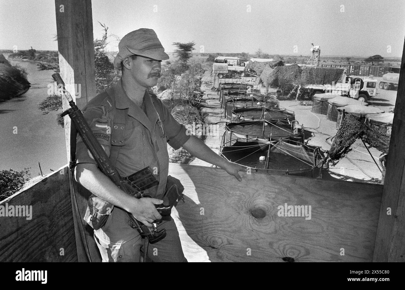 Somalie, Belet Huen, 18.12.1993 Archiv. : 45-20-22 Bundeswehr-Kontigent in Somalia Foto : soldat BEI der Wache fuer Ihr Archiv *** Somalie, Belet Huen, 18 12 1993 Archive 45 20 22 contingent de la Bundeswehr en Somalie soldat photo en service de garde pour vos archives Banque D'Images