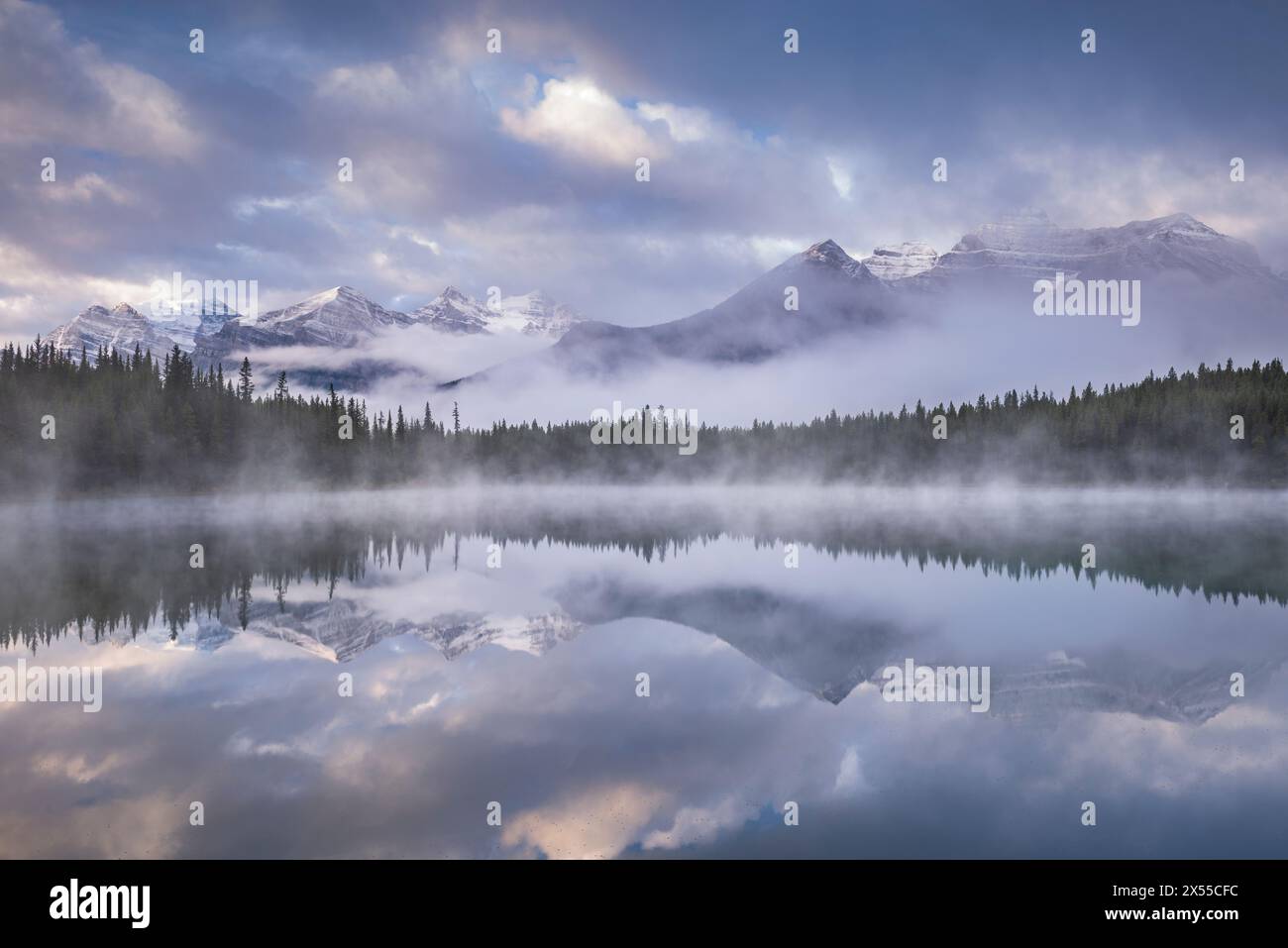 Lever de soleil brumeux au lac Herbert dans les Rocheuses canadiennes, parc national Banff, Alberta, Canada. Automne (septembre) 2016 Banque D'Images