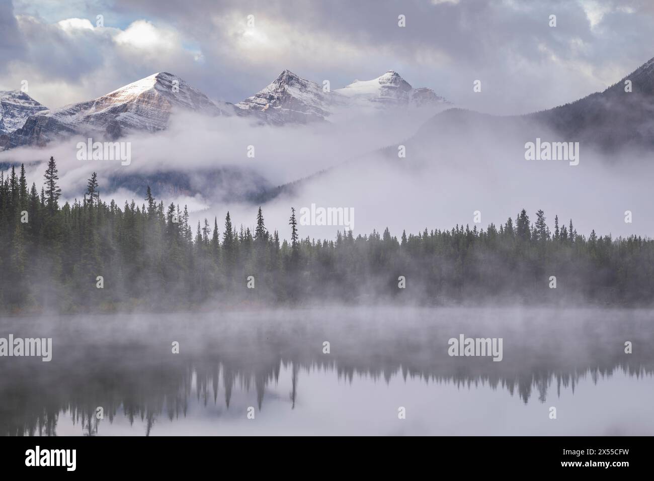 Lever de soleil brumeux au lac Herbert dans les Rocheuses canadiennes, parc national Banff, Alberta, Canada. Automne (septembre) 2016 Banque D'Images